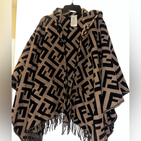 FENDI Poncho
Brown cashmere - Picture 3 of 8
